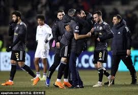 贝克汉姆观看迈阿密国际训练，与梅西、德保罗拥抱